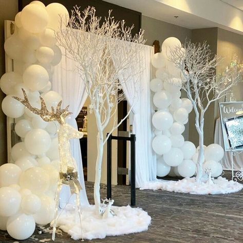 White Christmas Theme Party Ideas, Winter Balloon Garland Backdrop, Winter Wonderland Sweet 16 Balloons, Winter Wonderland Festival Ideas, Winter Formal Photo Backdrop, Winter Ball Dance Decorations, Winter Back Drop Ideas, Winter Formal Backdrop Ideas, Winter Ball School Dance