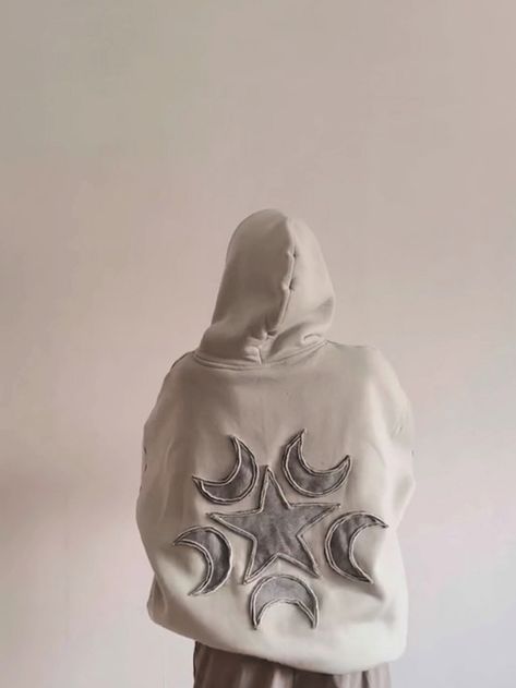 Hoodie Decoration Diy, Hoodie Diy Paint, Star Hoodie Diy, Hoodie Embroidery Diy, Sweatshirt Painting Ideas, Painting On Hoodies, Drawing On Hoodie, How To Make A Hoodie, Creative Hoodie Design Ideas