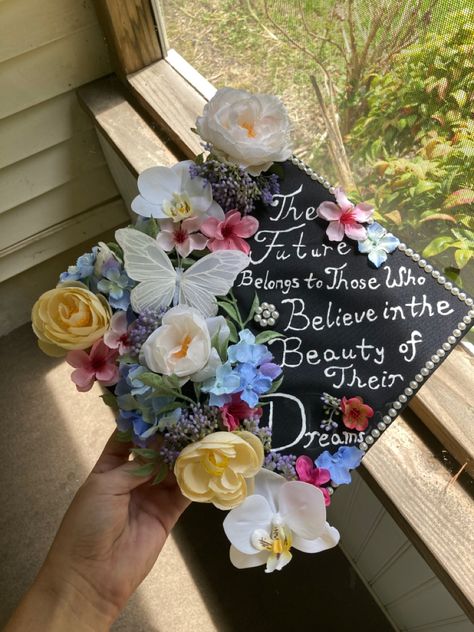 Ladybug Graduation Cap, Flower Cap Decoration Graduation, Flowery Graduation Caps, Floral Grad Cap Designs, Grad Caps Flowers, Grad Caps Simple, Graduation Cap Floral, Graduation Cap Designs With Flowers, Grad Caps With Flowers