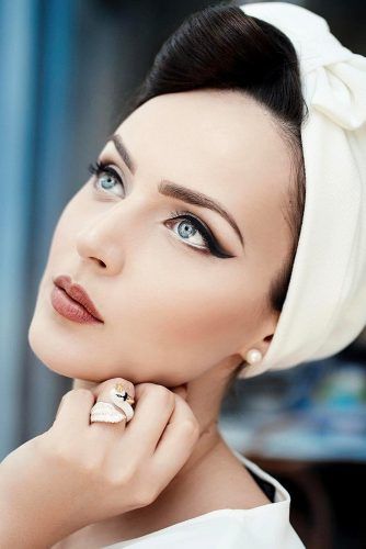 Retro And Vintage Wedding Makeup Ideas ★ See more: https://www.weddingforward.com/vintage-wedding-makeup/7 Maquillage Pin Up, Vintage Wedding Makeup, Fresh Wedding Makeup, 1950s Makeup, Wedding Makeup Vintage, Vintage Makeup Looks, Idda Van Munster, Wedding Hairstyles And Makeup, Wedding Makeup Tips