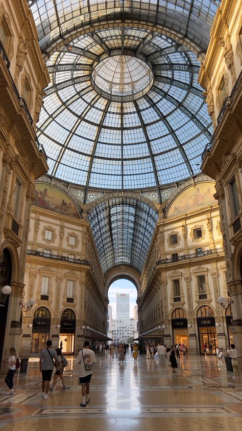 Italian Cities Aesthetic, Milan Italy Aesthetic Fashion, Italy Aesthetic Milan, Milano Photography Ideas, Milano Italy Aesthetic, Milan Italy Outfit Summer, Milan Attractions, Summer In Milan, Milan Italy Photography