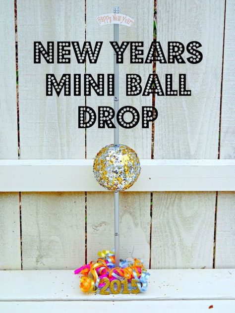 Make a NEW YEAR'S MINI BALL DROP for your nursing home residents Diy Ball Drop, New Years Ball Drop, New Years Eve Ball, New Year's Eve Crafts, Kids New Years Eve, New Years Ball, Balloon Drop, New Year Diy, New Year's Eve Celebrations