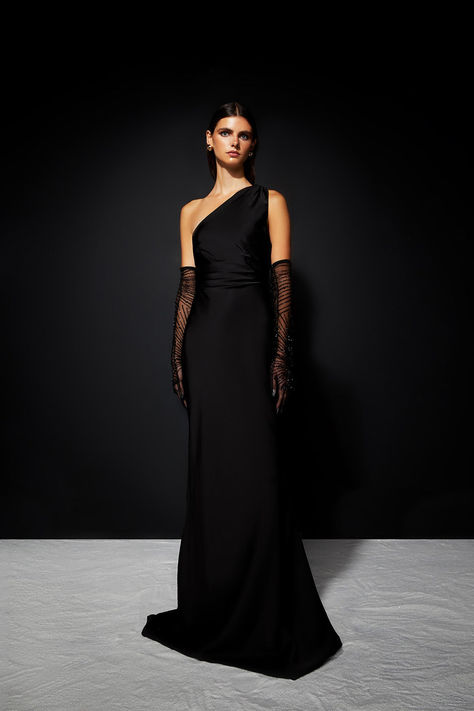 One Arm Dress Classy, Glamour Outfit Classy, Long Gloves Fashion, Dress With Gloves Classy, Black Dress With Gloves, Gown With Gloves, Autumn Shoot, Black Tie Outfits, Dress And Gloves