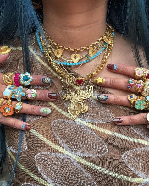 jewellery dump Mix Metal Necklace Stack, Lots Of Necklaces, Gold Maximalist Jewelry, Gold Jewelry Maximalist, Maximalist Jewelry Gold, Maximalist Necklace Stack, Maximalist Jewelry, Dope Jewelry Accessories, Jewelry Colorful