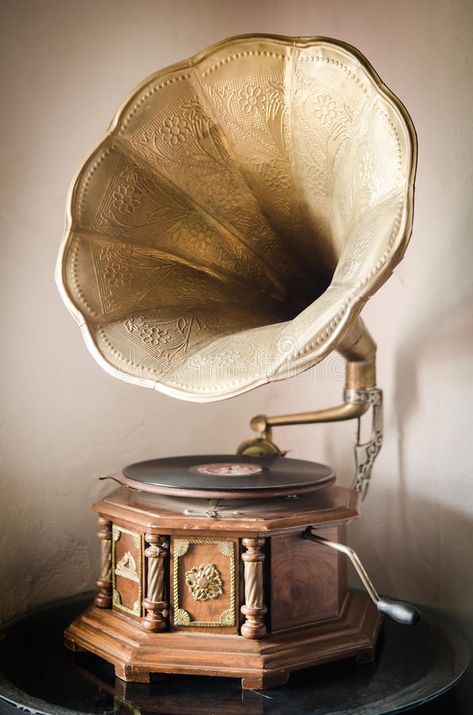 Old Gramophone Vintage, Vintage Gramophone Aesthetic, Vintage Stuff Antiques, Aesthetic Gramophone, Gramophone Aesthetic Vintage, Cool Antiques, Classicism Aesthetic, Objet Aesthetic, Gramophone Aesthetic