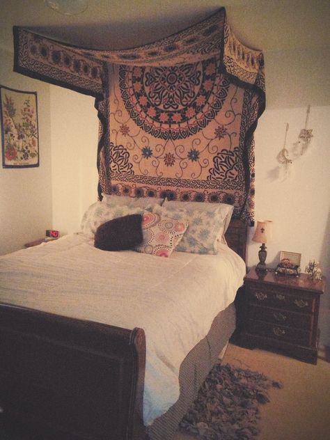 decided to hang up my favorite tapestry and it turned out super cool! we love it :) Tapestry over bed. Cool Ways To Hang Tapestries, Hang Tapestry From Ceiling, Tapestry Over Window, Corner Tapestry Bedroom, Large Tapestry Bedroom, Blanket On Wall Decor, Bedrooms With Tapestries, Tapestry Placement Ideas, Above Bed Tapestry