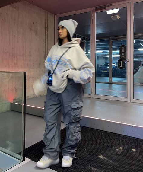 Parachute Pants Outfit Winter, Monochrome Streetwear, Windbreaker Outfit, Looks Hip Hop, Aesthetic Fairycore, Y2k Sweatshirt, New York Fits, New York Outfits, Mode Hippie