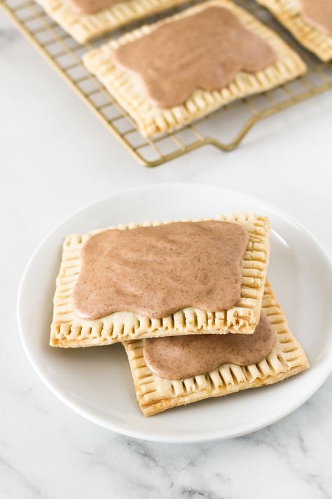 Brown Sugar Cinnamon Pop Tarts, Cinnamon Pop Tarts, Gluten Free Pop Tarts, Brown Sugar Pop Tarts, Pop Tart Flavors, Poptart Recipe, Cinnamon Glaze, Strawberry Pop Tart, Breakfast Goodies