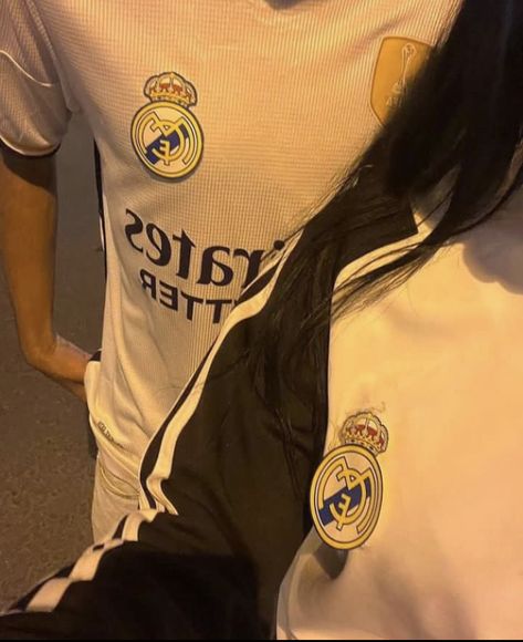 Cute Display Pictures For Whatsapp, Cap Outfits For Women, Madrid Outfits, Real Madrid Shirt, Football Couples, Friendship Photoshoot, Couple Fits, Cap Outfit, Fitness Wear Outfits