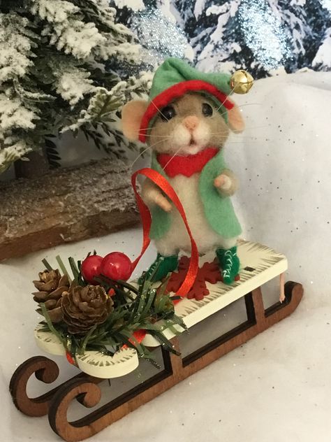 Needle Felted Ornaments, Needle Felted Mouse, Christmas Mice, Mouse Illustration, Felted Mouse, Mouse Crafts, Needle Felting Diy, Wool Felt Projects, Needle Felted Christmas