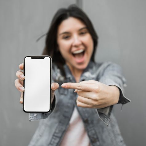 Amazed young woman showing smartphone | Premium Photo #Freepik #photo #showing-phone #happy-phone #woman-mobile #woman-with-phone Woman On Phone, Poste Instagram, Best Camera For Photography, Phone Photo, Post Photo, Mobile Camera, Fotografi Digital, Internet Marketing Strategy, Branding Photoshoot Inspiration