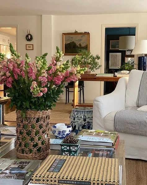 Apartment Aesthetic Dark Wood, All White Apartment Decor, Vintage Cottage Interior Design, Nancy Meyers Homes, Nancy Meyers Living Room, Cotswold Interior, Flower Apartment, Nancy Meyers Interiors, Nancy Meyers Home