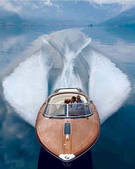 Riva Yachts, Wooden Speed Boats, Riva Boat, Canoe Trip, Speed Boat, Cool Boats, Wood Boats, Yacht Life, Foto Tips