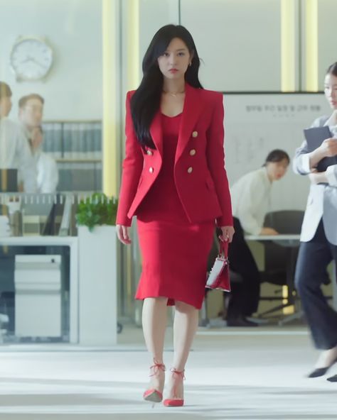 Hong Hae-in's outfits in 'Queen of Tears' is a masterclass in power dressing Queen Of Tears Hong Hae In Outfit, Kim Ji Won Outfit Queen Of Tears, Queen Of Tears Fashion, Queen Of Tears Kim Ji Won, Hong Haein Queen Of Tears Outfits, Hae In Outfit, Queen Of Tears Haein, Chaebol Outfit, Queen Of Tears Hong Hae In Outfits