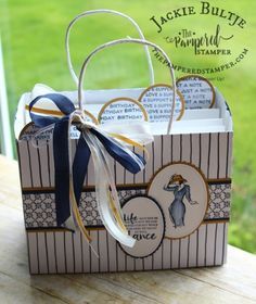 Simple but striking card organizer made using a paper bag. Handmade Paper Gifts, Stampin Up Anleitung, Card Box Holder, Paper Purse, Gift Card Boxes, 카드 디자인, Precious Gift, Card Organizer, Nails Simple