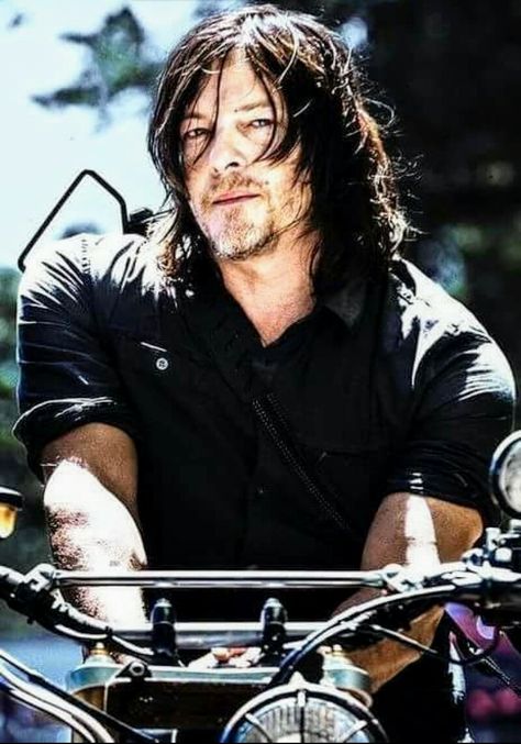 Daryl looking extra hot n sexy!! Darryl Dixon, Daryl Twd, Walking Dead Daryl, Fear The Walking, Carl Grimes, Fear The Walking Dead, Rick Grimes, Stuff And Thangs, Daryl Dixon