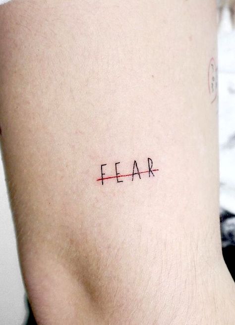 Freedom Meaning Tattoo, Fear Not Tattoo, Hand Word Tattoos, Fear Tattoo Ideas, Album Tattoos, Tattoo Pequeños Mujer, Tattoos Pequeños, Freedom Tattoo, Fear Tattoo