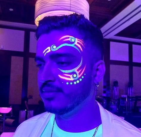 Neon Glow Face Paint Ideas, Glow In Dark Face Paint Ideas, Uv Paint Makeup, Glow Party Face Paint, Glow In The Dark Photoshoot, Glow In The Dark Body Painting, Glow In The Dark Face Paint, Glow Face Paint Ideas, Glow In The Dark Face Paint Ideas