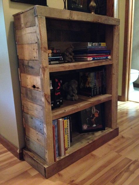 Pallet bookshelf we made! Wooden Bookshelf Design, Bookshelf Pallet, Pallet Bookshelves, Pallet Side Table, Pallet Bookshelf, Rustic Bookshelf, Outdoor Pallet, Woodwork Ideas, 2024 Ideas