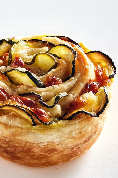 Zucchini Roses, Puff Pastry Cups, Healthy Lunchbox Snacks, Pastry Cups, Vegetarian Starters, Apple Custard, Canned Apples, Pavlova Recipe, Tea Snacks