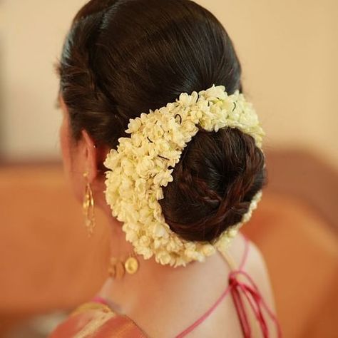 Indian Bun Hairstyles, Flower Gajra, Hair Style On Saree, Flower Bun, Double Buns, Saree Hairstyles, Hairstyles Design, Bridal Bun, Wedding Bun Hairstyles