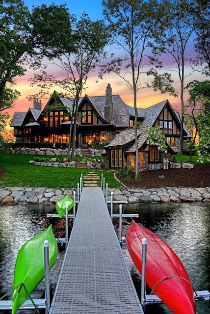 Lake House Inspiration - http://homechanneltv.blogspot.com/2017/07/lake-house-inspiration.html Lake Houses Exterior, Lake Cabins, Canoes, Kayaks, Cabin Homes, Custom Home Builders, Tin Can, Log Homes, House Designs Exterior