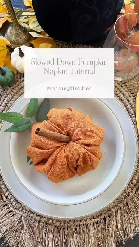 Halloween Napkin Folding, Turkey Napkin Fold, Thanksgiving Napkin Folds, Pumpkin Napkin, Thanksgiving Dinner Table Decorations, Turkey Napkins, Fancy Napkin Folding, Simple Thanksgiving Table, Easy Napkin Folding