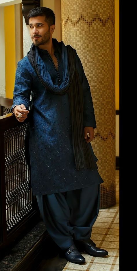 Mehndi Dressing For Men, Wedding Collection For Men Indian, Royal Kurta Men, Mehndi Boys Dressing, Indian Men Wedding Outfit Ideas, Pakistani Men Wedding Outfit, Mehndi Dresses For Boys For Men, Bread Styles For Men, Mehndi Kurta For Men