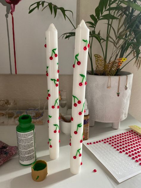 Diy Candle Art, Handmade Candles Diy, Painted Candlesticks, Arte Aesthetic, Candle Crafts Diy, Hand Painted Candles, Art Animation, Aesthetic Candles, Cute Candles