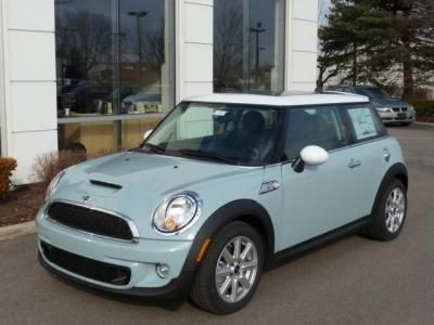 Ice blue mini cooper..Love it so much Small Cute Cars For Women, Vw Beetle Custom, Mini Cooper Color Combination, Mini Cooper Countryman Sage Green, Mini Cooper Aesthetic White, Ice Blue Mini Cooper, Mini Coopers, Blue Mini Cooper, Blue Car Accessories