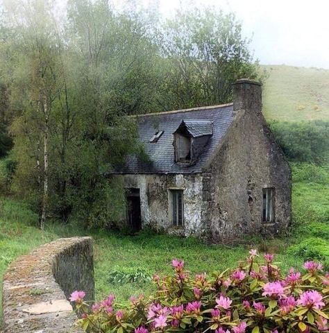 Abandoned cottage in the Highlands of Scotland Witches Aesthetic, Cottage In The Woods, Stone Cottage, Old Stone, Stone Houses, Stone House, Abandoned Buildings, English Countryside, Alam Yang Indah