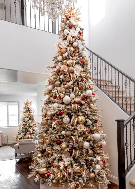 Decorating a Classic Red and Gold Christmas Tree Champagne Christmas Tree, Gold And White Christmas Tree, Christmas Tree Colour Scheme, Gold And White Christmas, Christmas Colour Schemes, Red Gold Christmas, Christmas Tree Inspo, White Christmas Tree Ideas, Red And Gold Christmas Tree