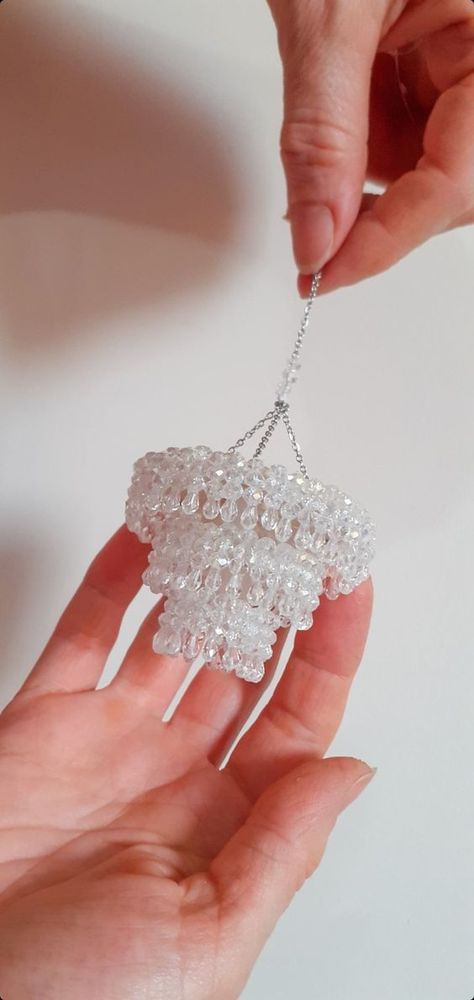 Diy Barbie Chandelier, Miniature Dollhouse Chandelier Diy, Miniature Dollhouse Lights Diy, Crystal Bead Projects, Diy Miniature Light Fixtures, Miniature Doll Houses, Doll House Chandelier Diy, Diy Dollhouse Lights, Miniature Chandelier Diy