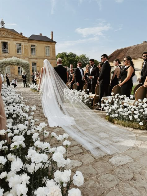 Hannah And Dylan Wedding, Clean Girl Wedding Aesthetic, French Wedding Photography, Regal Wedding Aesthetic, French Wedding Inspiration, French Vogue Wedding, French Chateau Wedding Aesthetic, Parisian Wedding Aesthetic, Parisian Wedding Decor