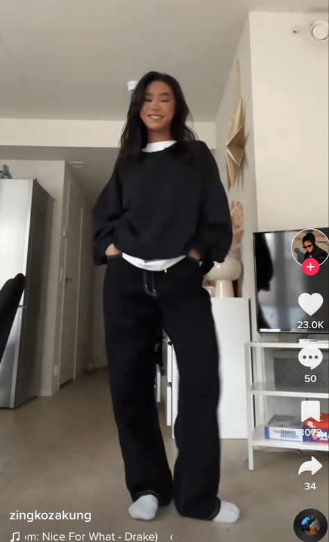 Wife Leg Sweatpants Outfit, Great Sweatpants Outfit, Black Wide Leg Sweats Outfit, Black Straight Sweatpants Outfit, Straight Leg Joggers Outfit Aesthetic, Black Straight Leg Sweatpants Outfit, Baggy Black Trousers Outfit, Wide Leg Black Sweatpants Outfit, Black Baggy Trousers Outfit