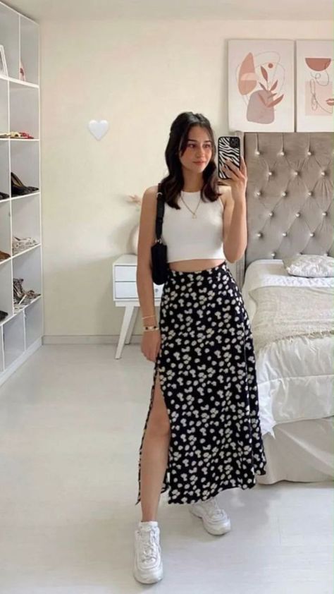 Cool And Comfortable Outfits, Style Inspiration Skirts, Summer Fashion Essentials, Minimalist Style Women Outfits, Casual And Elegant Outfits, Midi Pencil Skirt Outfit Casual, Bohemian Inspired Outfits, Evening Outfits Casual, Cute Outfits Skirt