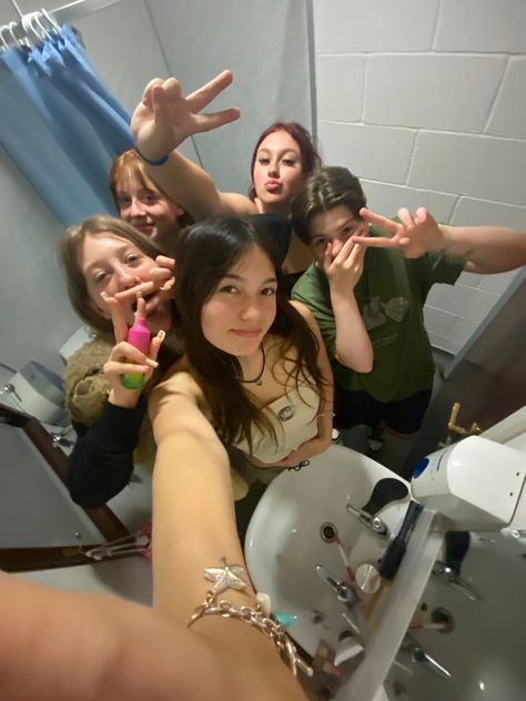 summer camp, 0.5, friends, friend group, bathroom selfie, selfie Friend Poses 5 People, Group Selfie Drawing Reference, Taking Selfies Poses Reference, Selfie Perspective Drawing, 5 People Pose Reference, Selfie Group Poses, Group Selfie Reference, Fish Eye Group Photos, .5 Selfie Ideas