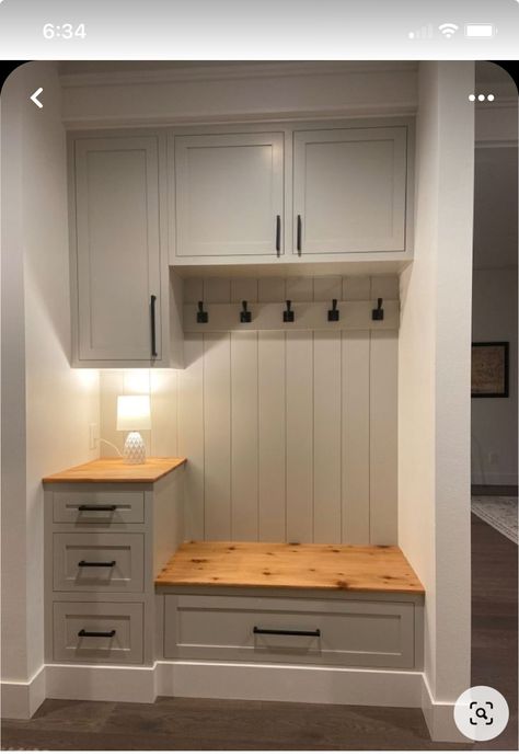 Tiny Entrance Hall Ideas, Tiny Mudroom Ideas Entryway, Scandinavian Mudroom, Tiny Hallway Ideas, Realistic House, Balcon Mic, Mudroom Remodel, Mudroom Lockers, 1st House