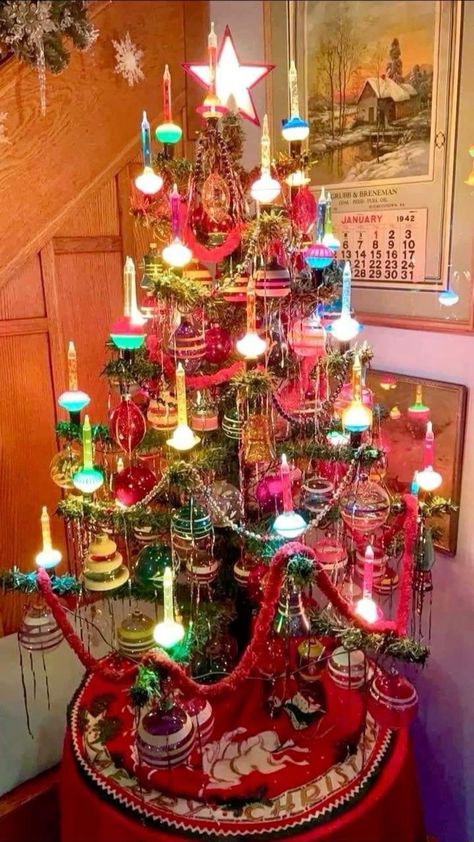 90s Christmas Aesthetic, Old Timey Christmas, Silver Bells Christmas, Old Time Christmas, Retro Christmas Decorations, 90s Christmas, All Is Calm, Kitsch Christmas, 1950s Christmas