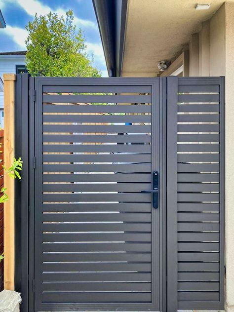 Modern Metal Gates Entrance, Outdoor Gate Doors, Modern Iron Gates, Modern Gate Design Entrance Front Fence, Gate Between House And Garage, Gate Metal Design, Gate Ideas For Home, Metal Gates Design Modern, Backyard Gate Ideas