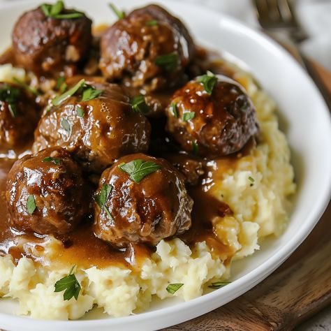 Savor the comfort of "Comfort Classic: Slow Cooker Salisbury Steak Meatballs," a hearty and delicious dish that transforms the traditional Salisbury steak into succulent, easy-to-serve meatballs. Cooked slowly in a rich mushroom gravy, these meatballs Salisbury Steak Crockpot, Salisbury Steak Meatballs, Meatball Recipes Crockpot, Slow Cooker Salisbury Steak, Rasta Pasta, Meatballs And Gravy, Baked Ribs, Crock Pot Meatballs, Slow Cooker Meatballs