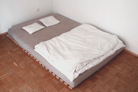 Cheap & minimal floor bed setup How To Build A Floor Bed, How To Make A Floor Bed, Low To Ground Bed Frame, Floor Bed Frames, Aesthetic Floor Bed, Simple Platform Bed Diy, Mattress On The Floor Aesthetic, Bed Floor Ideas, Bed On The Floor Ideas Cozy Bedroom