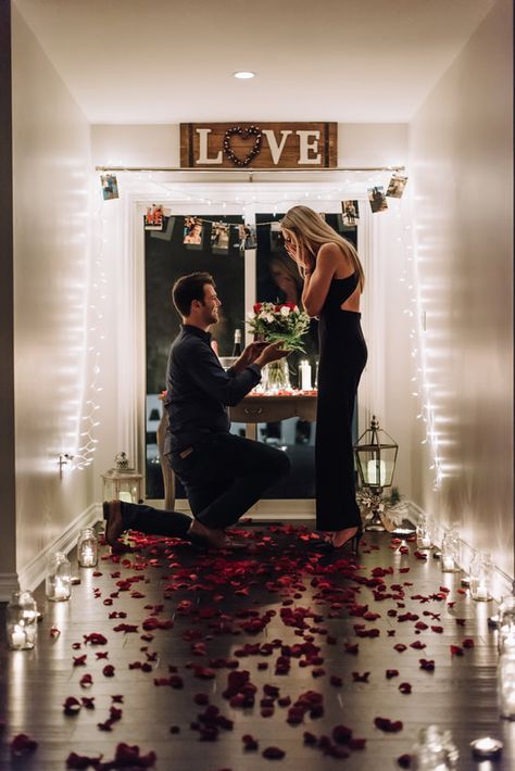 Proposal Ideas At Home, Wedding Proposal Ideas Engagement, Proposal Ideas Engagement, Surprise Proposal Pictures, Cute Proposal Ideas, Proposal Candles, Proposal Pictures, Babymoon Photos, Romantic Proposal