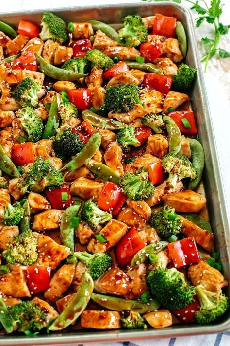 This Sheet Pan Sesame Chicken and Veggies makes the perfect weeknight dinner that’s healthy, delicious and easily made all on one pan in under 30 minutes!  Perfect recipe for your Sunday meal prep too! Sesame Chicken And Veggies, Resep Vegan, Chicken And Veggies, Resep Salad, Sheet Pan Dinners Recipes, Sunday Meal Prep, Sesame Chicken, Makanan Diet, Health Dinner