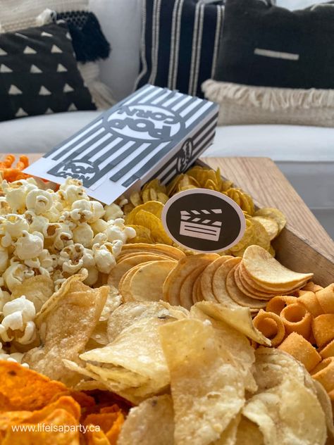 Chip Charcuterie Snack Board: calling all salty snack lovers! Combine all your favourite chips, Doritos, cheesies, and popcorn flavours for the ultimate snack board! Chip Charcuterie, Baguette Chips, Chips Charcuterie Board, Chips Platter, Charcuterie Snack Board, Chips Board, Chips Doritos, Snacks Salty, Popcorn Flavours