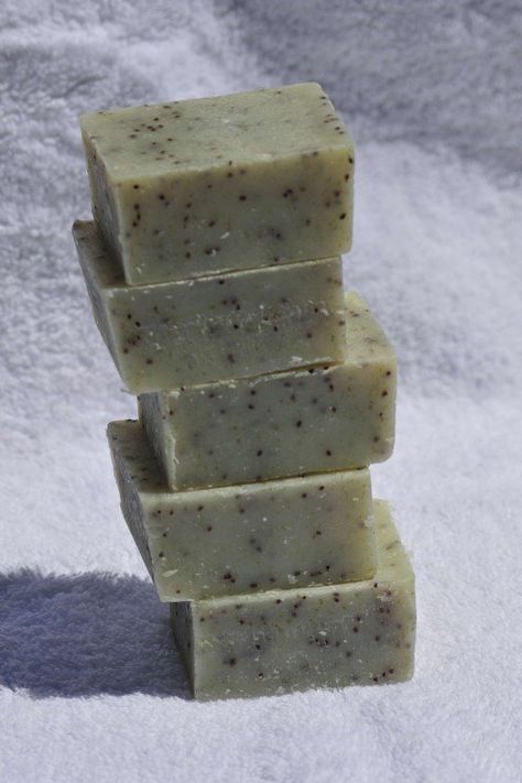 Discovering the benefits of natural hemp soap for health, skin, and age reduction. Understanding the benefits of natural soaps over other options! Hemp Oil Recipes, Natural Soap Making Recipes, Hemp Oil Soap, Hemp Soap, Diy Soap Recipe, Săpunuri Handmade, Homemade Body Butter, Handmade Soap Recipes, Soap Making Recipes