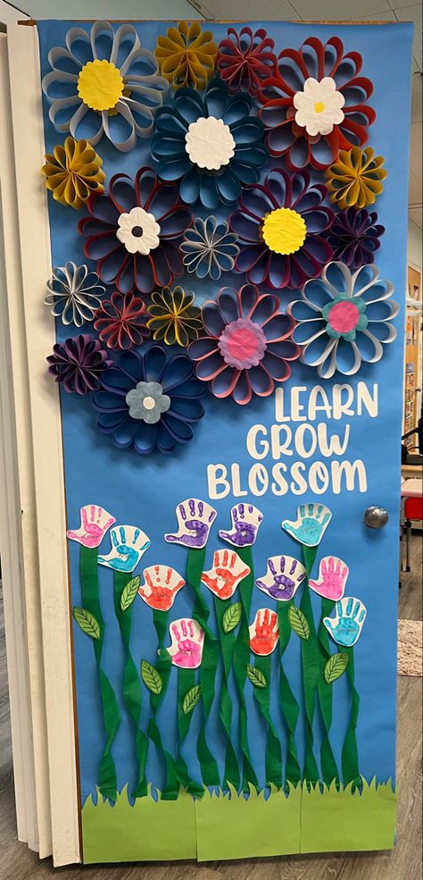 Door Kindergarten Ideas, Classroom Decor Spring, Wildflower Classroom Decor, Elementary Classroom Door Decor, Flower Door Decs, Garden Classroom Theme Decor, Flower Theme Classroom, Spring Themed Classroom, Kindergarten Classroom Door