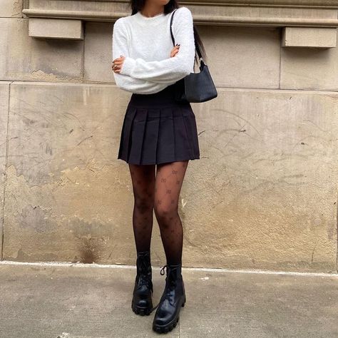 Black Pleated Tennis Skirt Outfit, Black Pleated Skirt Outfit, Pleated Mini Skirt Outfit, Black Tennis Skirt, Tennis Skirt Outfit, Trendy Outfit Ideas, Skirt Outfits Fall, Winter Skirt Outfit, Fall Outfit Ideas