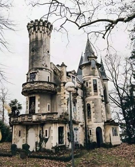 Castles of The World Castles Of The World, Haunted House Pictures, Creepy Old Houses, Scary Houses, Old Abandoned Houses, Haunted Castle, Unusual Buildings, Abandoned Castles, Spooky House