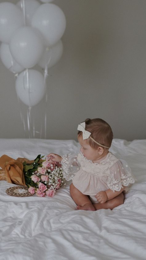 6 Month Photoshoot Babygirl, 6 Month Flower Photoshoot, Half Birthday Girl Ideas, Simple 6 Month Photoshoot, 6 Month Diy Photo Shoot, Half A Year Photoshoot, Girl Half Birthday Ideas, 6 Month Girl Photoshooting Ideas, Baby 6 Month Photoshoot Ideas